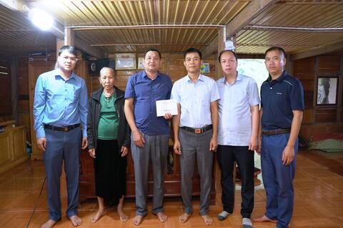 Lãnh đạo Đảng ủy – HĐND – UBND – UBMTTQVN xã Nậm Sỏ thăm tặng quà các gia đình chính sách nhân dịp 27/7.