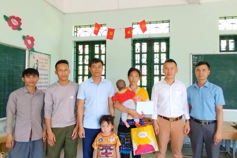 ĐỒNG CHÍ PHẠM HÙNG CƯỜNG - BÍ THƯ ĐẢNG ỦY, CHỦ TỊCH HĐND XÃ THĂM VÀ TẶNG QUÀ CÁC HỘ GIA ĐÌNH BỊ THIỆT HẠI DO MƯA BÃO