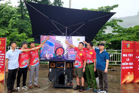 LAN TỎA THÔNG ĐIỆP PHÒNG CHỐNG MA TÚY TỪ LỄ MÍT TINH VÀ GIẢI CHẠY “ CHUNG MỘT QUYẾT TÂM XÂY DỰNG XÃ PHƯỜNG KHÔNG MA TÚY”.