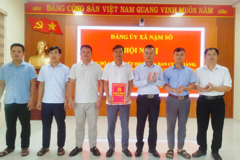 ĐẢNG UỶ XÃ NẬM SỎ: HỘI NGHỊ CÔNG BỐ CÁC QUYẾT ĐỊNH CỦA BAN CHẤP HÀNH, BAN THƯỜNG VỤ ĐẢNG UỶ VỀ TỔ CHỨC, CÁN BỘ