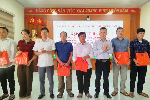 XÃ NẬM SỎ: TỔ CHỨC LỄ GẶP MẶT, CHIA TAY NGUYÊN BÍ THƯ CHI BỘ, TRƯỞNG BẢN, TRƯỞNG BAN CÔNG TÁC MẶT TRẬN SAU SÁP NHẬP BẢN