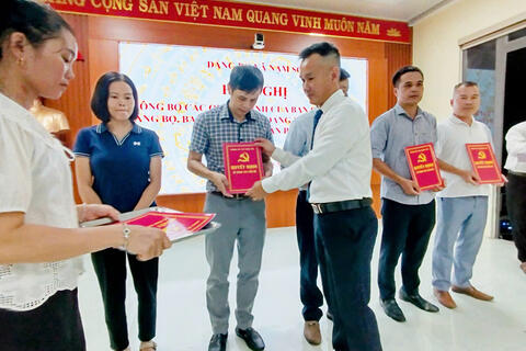 HỘI NGHỊ CÔNG BỐ CÁC QUYẾT ĐỊNH CỦA BAN CHẤP HÀNH ĐẢNG BỘ, BAN THƯỜNG VỤ ĐẢNG ỦY VỀ CÔNG TÁC TỔ CHỨC, CÁN BỘ